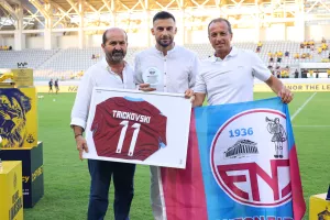 Με φανέλα και σημαία… 
