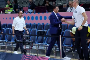 Χειραψία με τους διεθνείς ο ΠτΔ