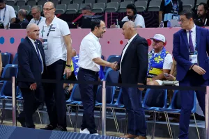 Χειραψία με τους διεθνείς ο ΠτΔ