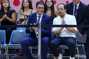 Χειραψία με τους διεθνείς ο ΠτΔ