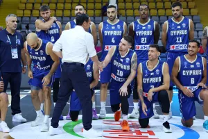 Χειραψία με τους διεθνείς ο ΠτΔ