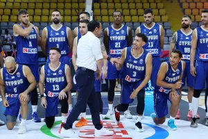 Χειραψία με τους διεθνείς ο ΠτΔ