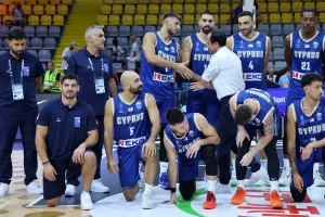 Χειραψία με τους διεθνείς ο ΠτΔ