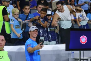 (ΒΙΝΤΕΟ Kerkida) Έριξαν κινητό στον Λουίζ για selfie!