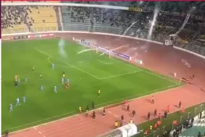 Οπαδοί στη Βολιβία έριξαν φωτοβολίδα στον αγωνιστικό χώρο, τραυματίζοντας τον σκόρερ της ομάδας τους