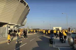 Συνωστισμός έξω από τα εκδοτήρια (φώτος)