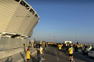 Συνωστισμός έξω από τα εκδοτήρια (φώτος)