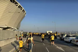 Συνωστισμός έξω από τα εκδοτήρια (φώτος)