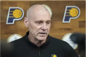Πολυετής επέκταση συμβολαίου για τον Κάρλαϊλ