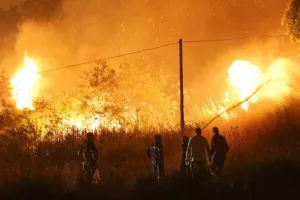 Σε πύρινο κλοιό η νότια Ευρώπη - Δεν σταματούν οι φωτιές σε Ισπανία, Ιταλία, Ελλάδα, Αλβανία