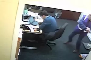 Ερωτικό τρίγωνο σε σχολείο -Διευθυντής χτύπησε με «κάβουρα» τον αντίζηλο (βίντεο)