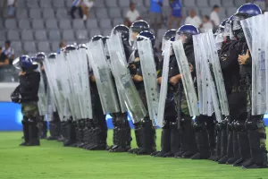 ΑΦΗΣΤΕ ΗΣΥΧΟ το ποδόσφαιρο (Γήπεδα, μετακινήσεις,κάρτες κλπ)!!!