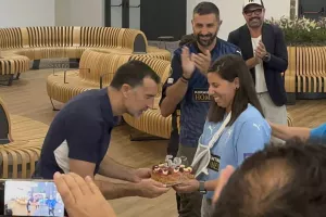 ΦΩΤΟΣ/Βίντεο- Έσβησε κεράκια στο αεροδρόμιο ο κόουτς