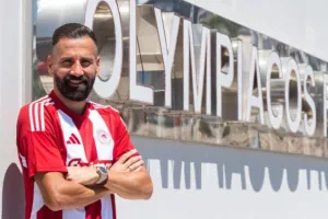 O Δημήτρης Σιόβας βάζει ξανά τα ερυθρόλευκα