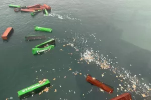 Περού: Έκλεισε το μεγαλύτερο λιμάνι για ώρες - Έπεσαν δεκάδες κοντέινερς από πλοίο
