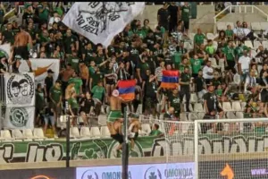 Σήκωσαν Αρμενικές σημαίες οι Ομονοιάτες και διαμαρτύρονται οι Αζέροι...