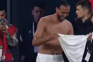 Παίκτης πήρε πίσω τη φανέλα του από οπαδό για να συνεχίσει τον αγώνα, ύστερα από παρέμβαση του VAR!