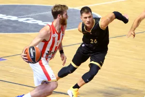 Ο Τζέιμς με τρίποντο - μαχαιριά ανάγκασε σε ήττα τον Ολυμπιακό