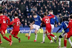 Premier League: Το Λίβερπουλ χωρίζεται στα δύο για το απόλυτο αγγλικό ντέρμπι