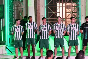 (Φωτορεπορτάζ) Παρουσίασαν τη νέα φανέλα