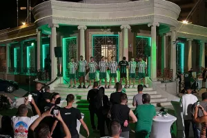 (Φωτορεπορτάζ) Παρουσίασαν τη νέα φανέλα