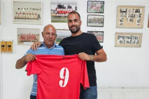 Η φανέλα με το νούμερο 9 στον Μάριο