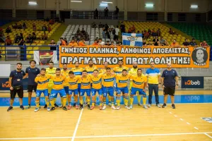 Πανό για τον Γιώργο Πλατή: "Γνήσιος Έλληνας, Αληθινός ΑΠΟΕΛίστας..."