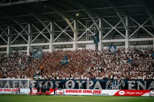 ΚΙ ΑΝ ΠΕΡΝΑΕΙ Ο ΚΑΙΡΟΣ - ΚΙ ΑΝ ΑΣΠΡΙΖΟΥΝ ΤΑ ΜΑΛΛΙΑ..