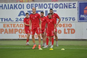 Με την πλάτη στον τοίχο