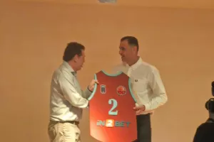 (ΦΩΤΟΣ Kerkida) Τα...φλας στον "μέγα" χορηγό και το ρόστερ!