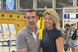 Με τη Mercedes του!