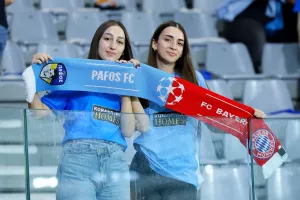 Περιζήτητα τα... διπλά κασκόλ! 