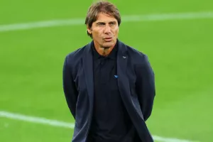 Κόντε για Ντε Μπρόινε: «Απογοητεύτηκα που τον έβγαλα»
