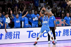 Θρίαμβος της Ελλάδας, με σούπερ Γιάννη (φώτος)