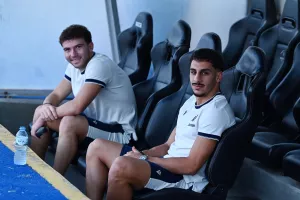 Ένας έμεινε, ένας έφυγε!