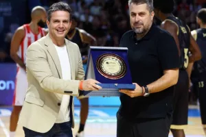 Ο Τζέιμς με τρίποντο - μαχαιριά ανάγκασε σε ήττα τον Ολυμπιακό