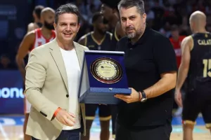 Ο Τζέιμς με τρίποντο - μαχαιριά ανάγκασε σε ήττα τον Ολυμπιακό