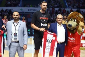 Ο Τζέιμς με τρίποντο - μαχαιριά ανάγκασε σε ήττα τον Ολυμπιακό