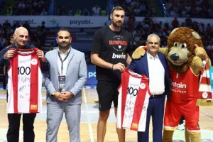 Ο Τζέιμς με τρίποντο - μαχαιριά ανάγκασε σε ήττα τον Ολυμπιακό