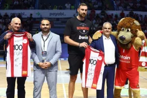 Ο Τζέιμς με τρίποντο - μαχαιριά ανάγκασε σε ήττα τον Ολυμπιακό