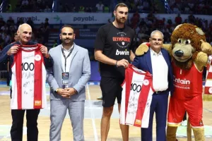 Ο Τζέιμς με τρίποντο - μαχαιριά ανάγκασε σε ήττα τον Ολυμπιακό