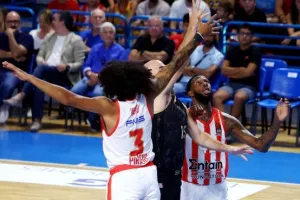 Ο Τζέιμς με τρίποντο - μαχαιριά ανάγκασε σε ήττα τον Ολυμπιακό