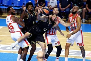 Ο Τζέιμς με τρίποντο - μαχαιριά ανάγκασε σε ήττα τον Ολυμπιακό