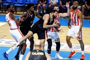 Ο Τζέιμς με τρίποντο - μαχαιριά ανάγκασε σε ήττα τον Ολυμπιακό