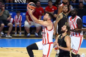 Ο Τζέιμς με τρίποντο - μαχαιριά ανάγκασε σε ήττα τον Ολυμπιακό