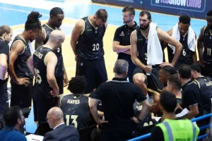 Ο Τζέιμς με τρίποντο - μαχαιριά ανάγκασε σε ήττα τον Ολυμπιακό