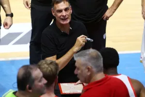 Ο Τζέιμς με τρίποντο - μαχαιριά ανάγκασε σε ήττα τον Ολυμπιακό