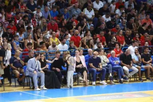 Ο Τζέιμς με τρίποντο - μαχαιριά ανάγκασε σε ήττα τον Ολυμπιακό