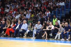 Ο Τζέιμς με τρίποντο - μαχαιριά ανάγκασε σε ήττα τον Ολυμπιακό