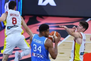 Θρίαμβος της Ελλάδας, με σούπερ Γιάννη (φώτος)